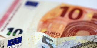 Ein 10- und ein 5-€-Schein (Foto: picture alliance/dpa | Sebastian Kahnert)