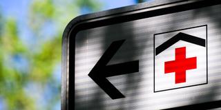 Wegweiser mit dem Symbol für ein Krankenhaus (Foto: picture alliance/dpa | Julian Stratenschulte)