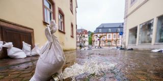 In der Altstadt von Blieskastel wird Wasser aus den überfluteten Kellern abgepumpt. (Foto: picture alliance/dpa | Andreas Arnold)