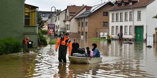 Überschwemmung in Kleinblittersdorf durch Starkregen an Pfingsten. Helfer evakurieren Bewohner aus den Häusern. (Foto: picture alliance / BeckerBredel)