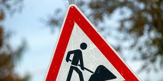 Ein Baustellen-Hinweisschild (Foto: picture alliance/dpa | Stefan Sauer)