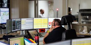 Symbolbild: Blick in eine Nortrufleitstelle (Foto: picture alliance/dpa | Matthias Balk)