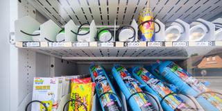 Ein Warenautomat, unter anderem mit Lachgasflaschen bestückt, steht vor einem Ladengeschäft.  (Foto: picture alliance/dpa | Julian Stratenschulte)