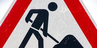 Nahaufnahme eines Baustellenschilds (Foto: picture alliance/dpa | Stefan Sauer)