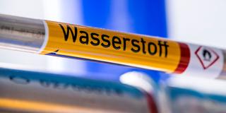 Ein mit der Aufschrift «Wasserstoff» gekennzeichnete Rohrleitung (Foto: picture alliance/dpa/dpa-Zentralbild | Jens Büttner)