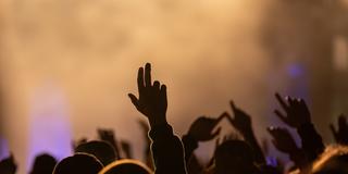 Festivalbesucher auf einem Konzert (Foto: picture alliance/dpa | Silas Stein)