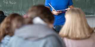 Ein Lehrer unterrichtet in einem Klassenzimmer (Foto: picture alliance/dpa | Marijan Murat)