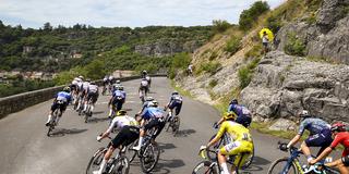 Das Fahrerfeld bei der Tour de France (Foto: picture alliance/dpa/Belga | David Pintens)