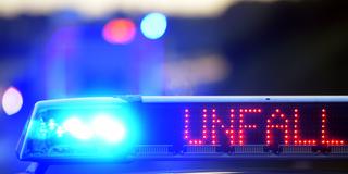 Auf einem Polizeifahrzeug warnt eine Leuchtschrift vor einer Unfallstelle. (Foto: picture alliance/dpa | Stefan Puchner)