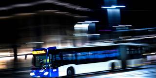 Ein Bus fährt vorbei (Foto: picture alliance/dpa | Sina Schuldt)