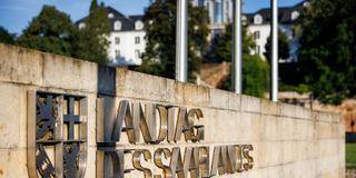 "Landtag des Saarlandes" steht auf einer Mauer am Saarländischen Landtag in Saarbrücken (Foto: picture alliance/dpa | Daniel Karmann)