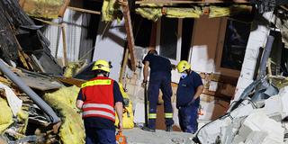 Feuerwehrleute und THW-Helfer bei Aufräumarbeiten nach dem Einsturz eines Hotels im Rheinland-Pfälzischen Kröv (Foto: picture alliance/dpa | Lando Hass)