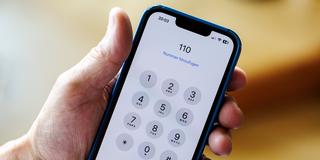 Ein älterer Mann wählt auf seinem Smartphone die Nummer vom Polizei-Notruf 110. (Foto: picture alliance / dpa | Matthias Balk)