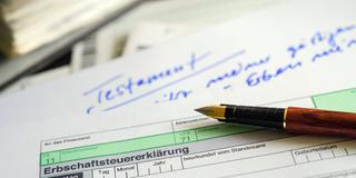 Ein Formular für die Erbschaftsteuererklärung sowie Stift und Testament liegen auf einem Tisch (Foto: picture alliance/dpa/dpa-Zentralbild | Hans-Jürgen Wiedl)