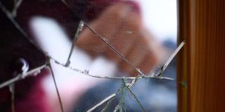 Symbolbild zum Thema häusliche Gewalt: eine Faust vor einem zerbrochenen Spiegel (Foto: picture alliance/dpa | Jonas Walzberg)