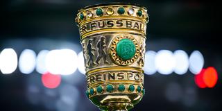 Der DFB-Pokal steht in einem Fußballstadion (Foto: picture alliance/dpa | Tom Weller)