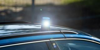 Eine Zivilstreife der Polizei ist mit Blaulicht unterwegs. (Foto: picture alliance / Fotostand |  Gelhot)