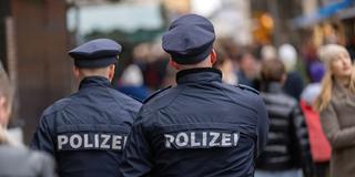 Polizisten laufen Streife (Foto: picture alliance/dpa | Peter Kneffel)