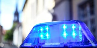 Ein Polizeiauto mit blinkendem Blaulicht steht vor einem Gebäude. (Foto: picture alliance/dpa | Patrick Seeger)