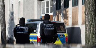 Symbolbild: Polizisten bei einer Razzia (Foto: picture alliance/dpa | Marijan Murat)