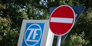 Das ZF Logo am Eingang des Saarbrücker Werks der ZF Friedrichshafen AG. (Foto: picture alliance/dpa | Oliver Dietze)