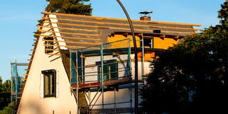 Blick auf ein Haus, das saniert wird (Foto: picture alliance/dpa | Daniel Bockwoldt)