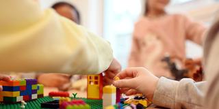 Kinder spielen in der Betreuung miteinander (Foto: picture alliance/dpa | Uli Deck)