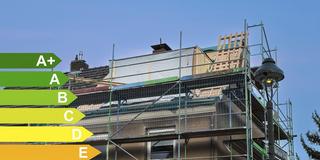 Baustelle. Renovierung und Dämmung des Daches meines Hauses. Abgebildet daneben als Grafik die Effizienzklassen nach dem GEG (Foto: picture alliance / imageBROKER | Robert Poorten)