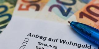 Antrag auf Wohngeld. Euroscheine im Hintergrund. Symbolbild (Foto: picture alliance / Zoonar | stockfotos-mg)