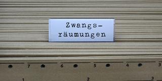 An einem Hängeregister befindet sich der Schriftzug Zwangsraeumungen (Foto: picture alliance / ZB | Sascha Steinach)