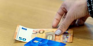 Ein 50-Euro-Schein liegt auf einer Geldkarte (Foto: picture alliance/dpa | Andreas Arnold)
