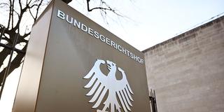 Ein Hinweisschild mit Bundesadler und dem Schriftzug "Bundesgerichtshof" (Foto: picture alliance/dpa | Uli Deck)