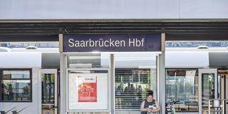 Eine Frau wartet am Bahnsteig am Hauptbahnhof Saarbrücken (26.08.2024) (Foto: picture alliance / Joko | Joko)