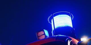 Blaulicht eines Feuerwehr-Fahrzeugs im Einsatz bei Nacht (Foto: picture alliance/dpa | Philipp von Ditfurth)