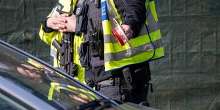 Bundespolizisten kontrollieren auf der Autobahn A64 aus Luxemburg kommend bei Trier Fahrzeuge und Insassen.  (Foto: picture alliance/dpa | Harald Tittel)