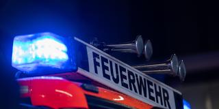 Ein Einsatzfahrzeug der Feuerwehr steht mit Blaulicht bei der Feuerwache (Foto: picture alliance/dpa | Marijan Murat)