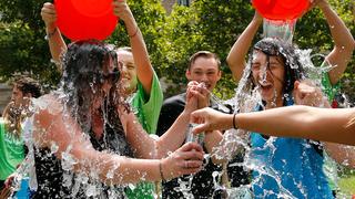 Zwei Mädels bekommen bei der Ice Bucket Challenge eiskaltes Wasser übergeschüttet (Foto: picture alliance / AP Photo | Elise Amendola)