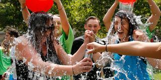 Zwei Mädels bekommen bei der Ice Bucket Challenge eiskaltes Wasser übergeschüttet (Foto: picture alliance / AP Photo | Elise Amendola)