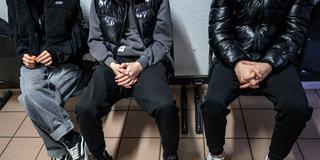 Junge erwachsene sitzen in einem Wartebereich (Foto: picture alliance/dpa | Patrick Pleul)