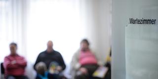 Patienten warten im Wartezimmer einer Arztpraxis (Foto: picture alliance/dpa | Sina Schuldt)