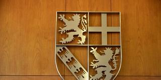 Saarlandwappen im Gerichtssaal (Foto: picture alliance / BeckerBredel )