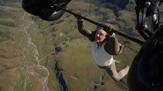 Ein Mann hängt an der Achso eines fliegenden Flugzeugs. (Foto: picture alliance / ZUMAPRESS.com | Paramount Pictures)