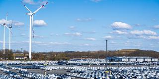 Bereit für den Export. Fahrzeuge europäischer Hersteller stehen am Autoterminal Bremerhaven. (Foto: picture alliance/dpa | Sina Schuldt)