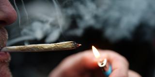 Ein Mann zündet sich einen Joint an. (Symbolfoto) (Foto: picture alliance/dpa | Marcus Brandt)