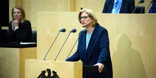 Anke Rehlinger (SPD), Ministerpräsidentin des Saarlands und amtierende Bundesratspräsidentin, spricht in der 1053. Plenarsitzung im Deutschen Bundesrat (Foto: picture alliance/dpa | Bernd von Jutrczenka)