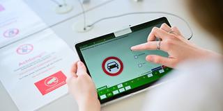 Eine Frau beantwortet eine Frage der theoretischen Prüfung des Führerscheins. (Foto: picture alliance/dpa | Sebastian Gollnow)