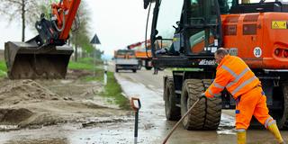 Arbeiter an einer Straßenbaustelle (Foto: picture alliance/dpa | Matthias Bein)