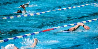 Schwimmer ziehen ihre Bahnen (Foto: picture alliance/dpa | Christoph Reichwein)