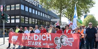 Am Tag der Arbeit demonstrieren Menschen in Saarbrücken für Arbeitnehmerrechte. (Foto: picture alliance / BeckerBredel | BeckerBredel)