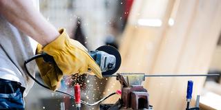 Ein Metaller arbeitet an einem Werkstück (Foto: picture alliance/dpa | Christoph Soeder)